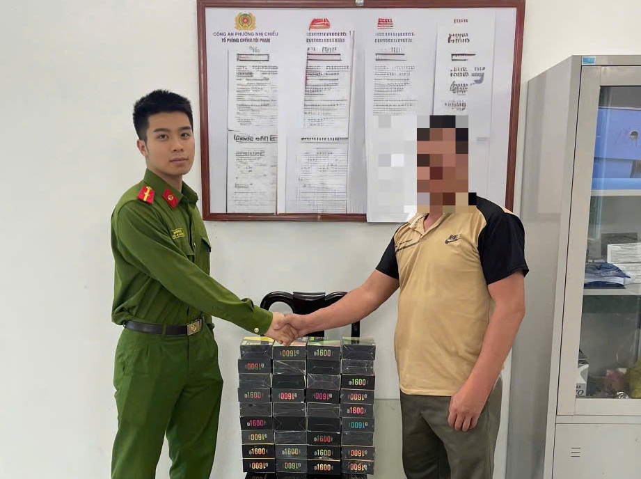 Công an phường Nhị Chiểu tiếp nhận 360 thuốc lá điện tử do người dân tự nguyện giao nộp